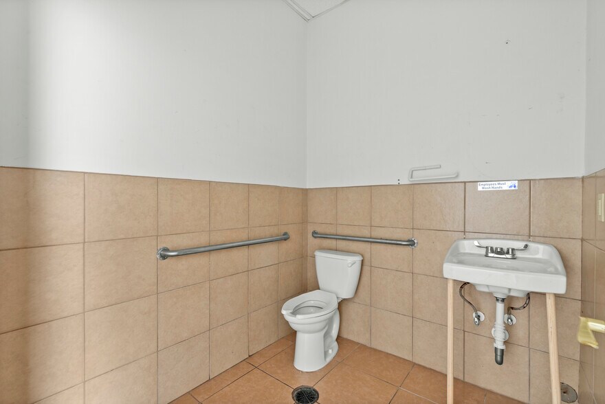 More Photos Of 301 Vista Rd, Pasadena Storefront For Lease