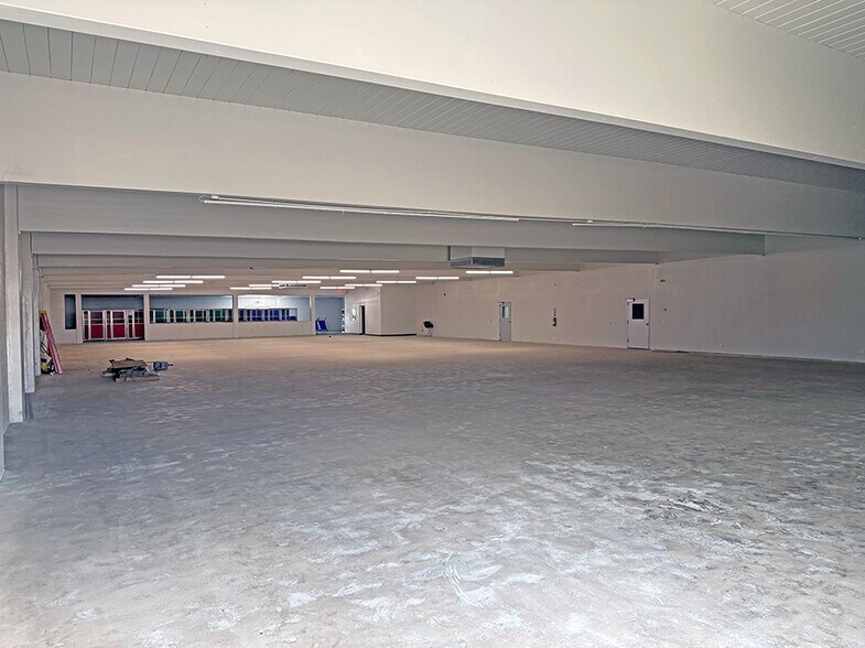 More Photos Of 1755 Ford Ln, Saint Charles Showroom For Lease
