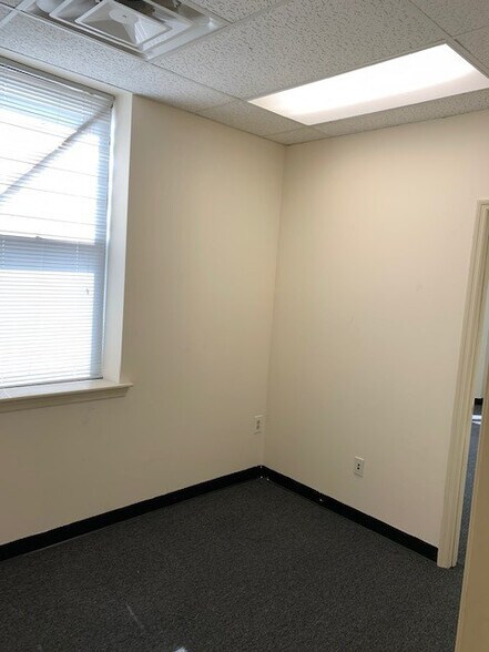More Photos Of 2800 Lancaster Ave, Wilmington Storefront Retail Office For Lease
