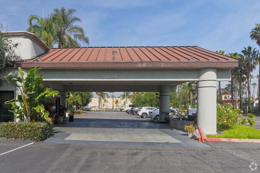 More Photos Of 222 W Houston Ave, Fullerton Hotel For Sale