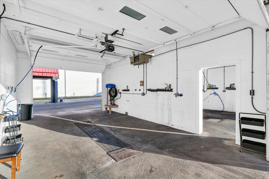 More Photos Of 501 E University Ave, Urbana Carwash For Sale
