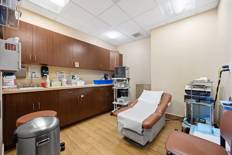 More Photos Of 7210 13th Ave, Brooklyn Medical For Lease