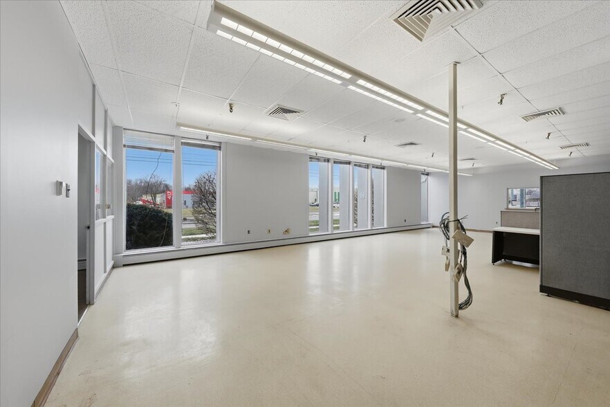 More Photos Of 440 Northland Blvd, Forest Park Manufacturing For Lease