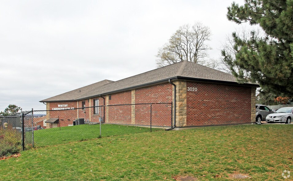 More Photos Of 3020 Brock St N, Whitby Office For Lease