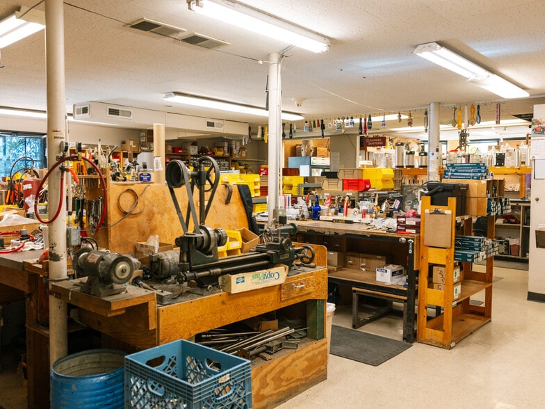 More Photos Of 212-234 SE 12th Ave, Portland Warehouse For Sale