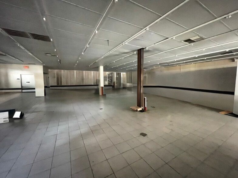 More Photos Of 6918 Myrtle Ave, Glendale Storefront For Lease