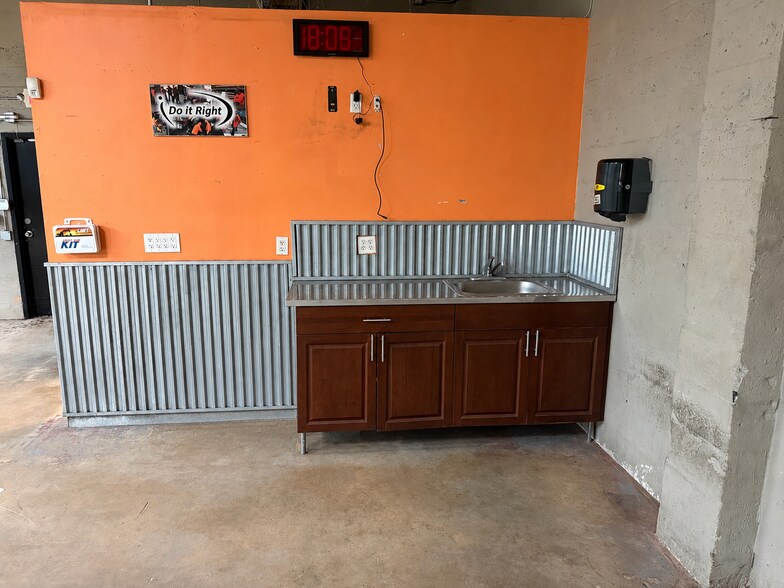 More Photos Of 1636 NE 12th Ter, Fort Lauderdale Manufacturing For Lease