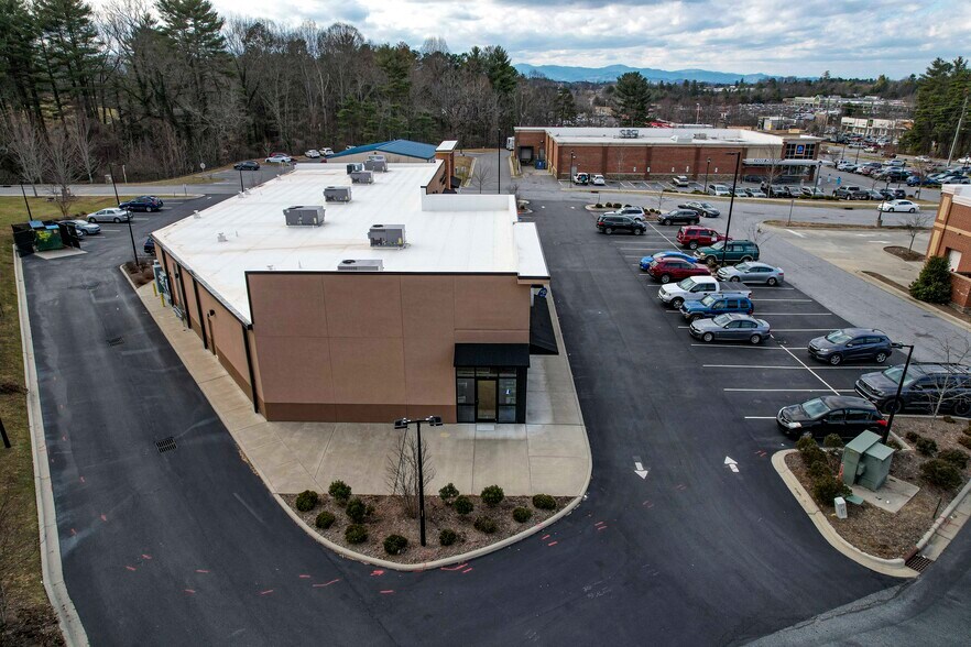More Photos Of 58 Weaver Village Way, Weaverville Freestanding For Lease