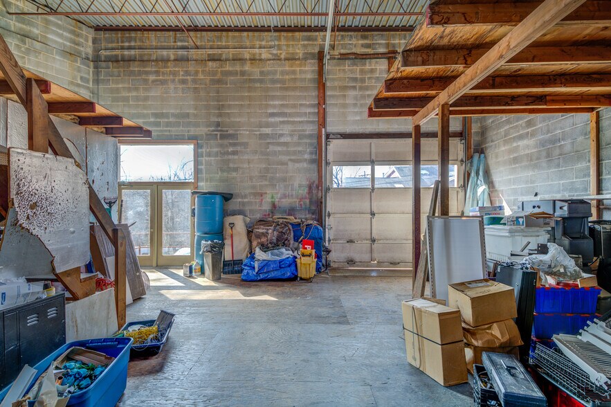More Photos Of 25 Saint Charles St, Thornwood Distribution For Sale