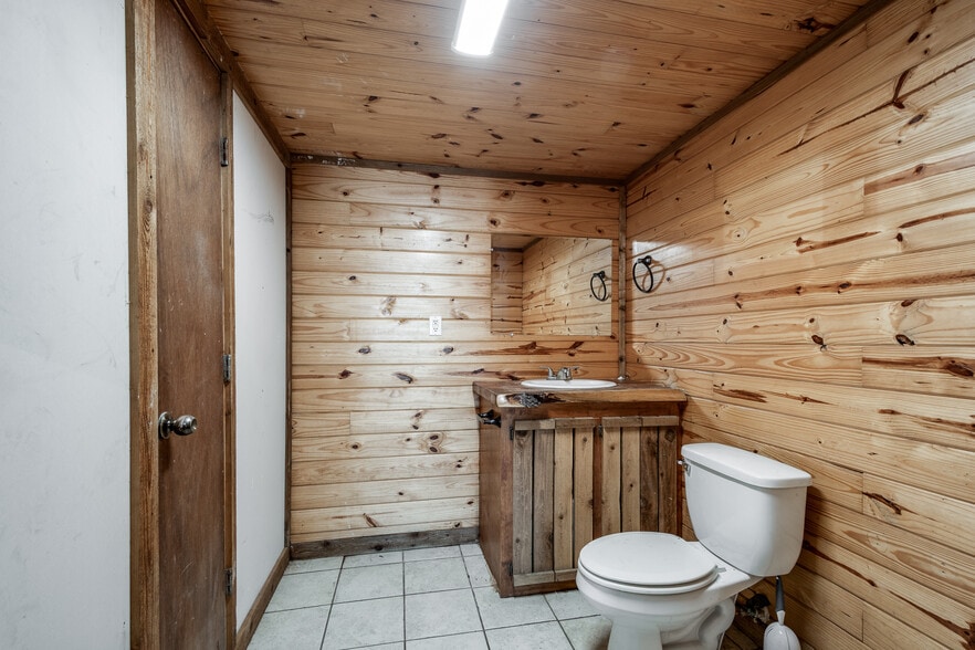 More Photos Of 910 E Church St, Livingston Service For Sale