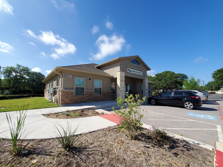 More Photos Of 1464 E Whitestone Blvd, Cedar Park Medical For Lease