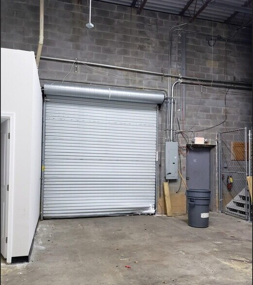 More Photos Of 4264 Winters Chapel Rd, Doraville Showroom For Lease