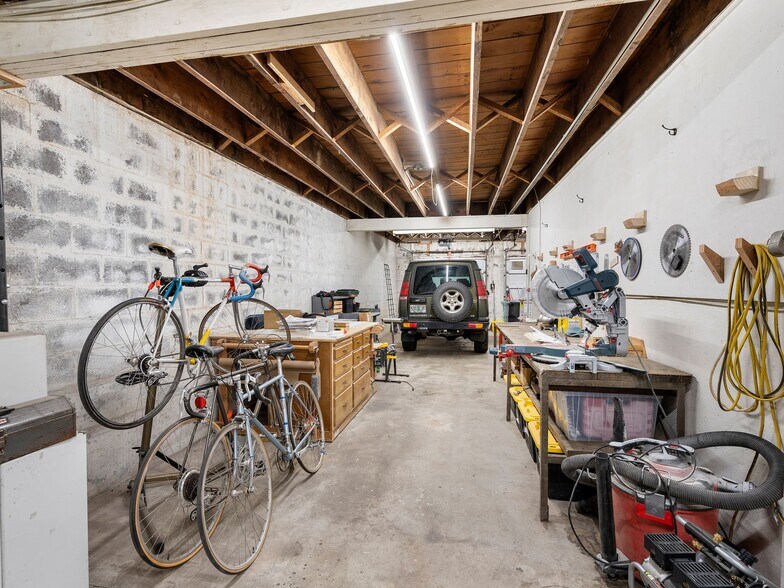 More Photos Of 1305 SE Belmont St, Portland Office For Sale