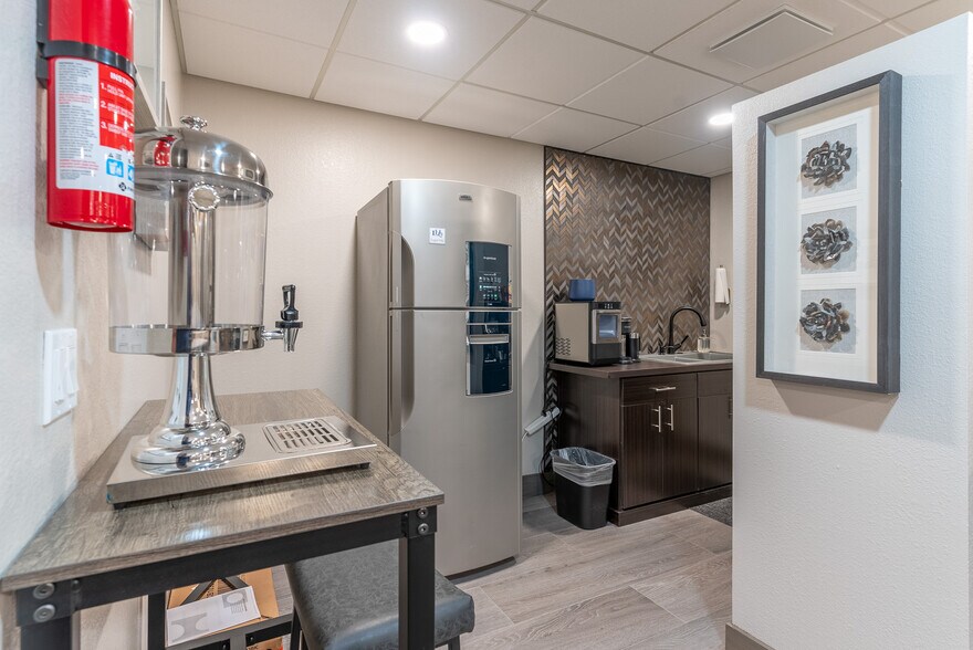 More Photos Of 810 S Casino Center Blvd, Las Vegas Office For Lease