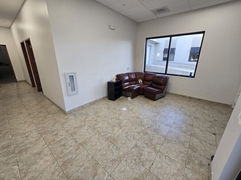 More Photos Of 10400 NW 55th St, Sunrise Manufacturing For Lease