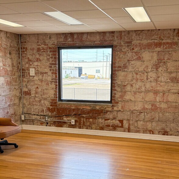 More Photos Of 816-822 E 6th St, Tulsa Office For Lease