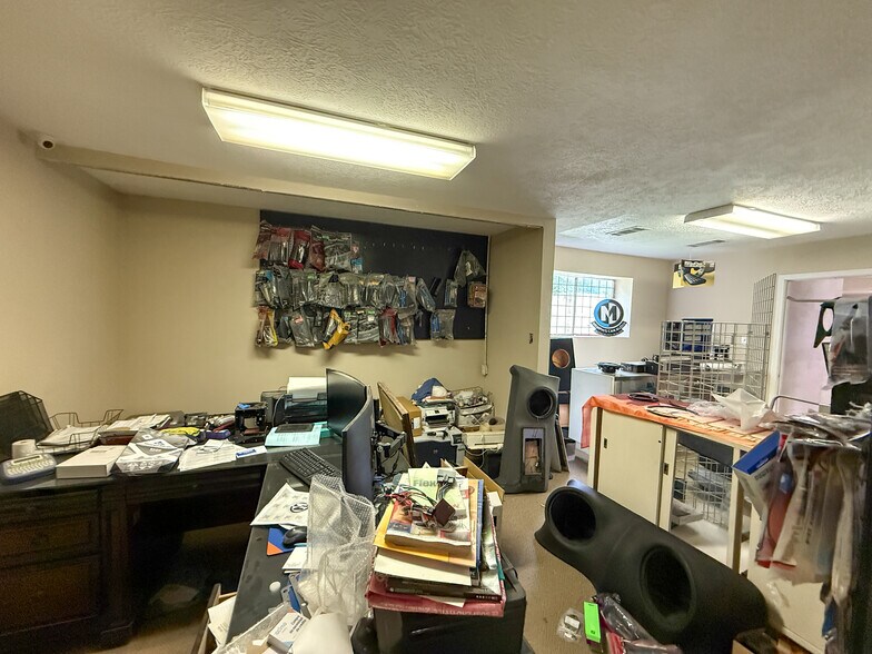 More Photos Of 2105 N Main St, Vidor Warehouse For Sale
