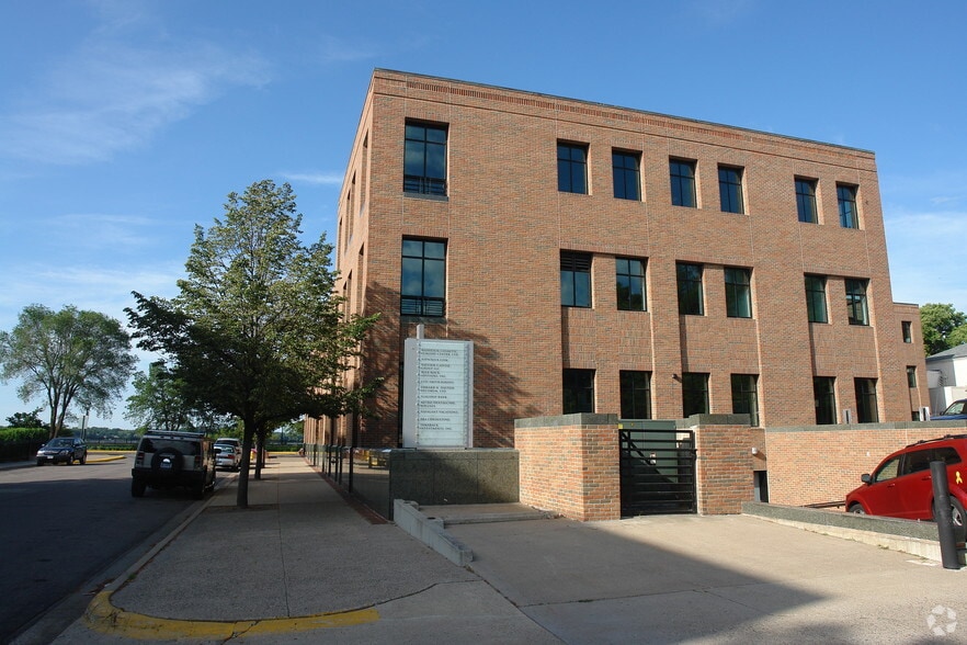 More Photos Of 445 Lake St E, Wayzata Medical For Lease