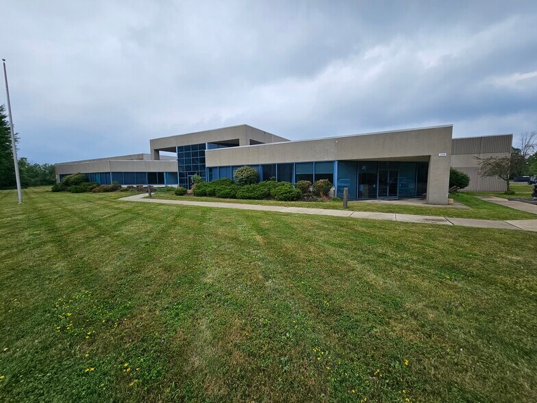 More Photos Of 100 Centre Dr, Orchard Park Warehouse For Lease