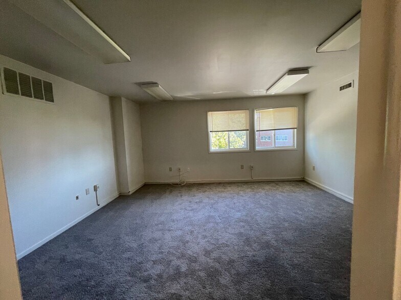 More Photos Of 4000 W Northern Pky, Baltimore Office For Sale
