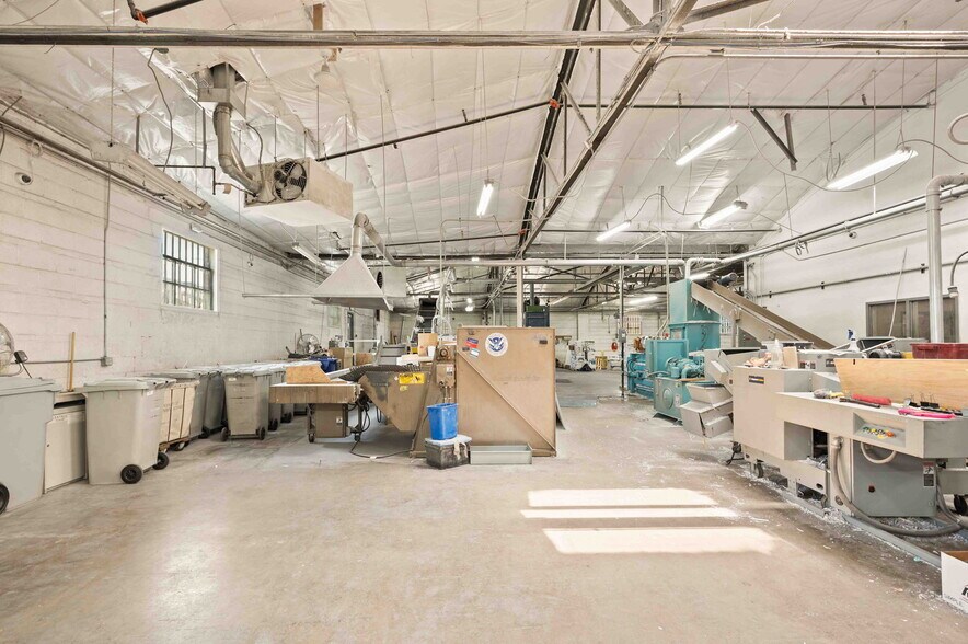 More Photos Of 313 W Bayaud Ave, Denver Warehouse For Lease