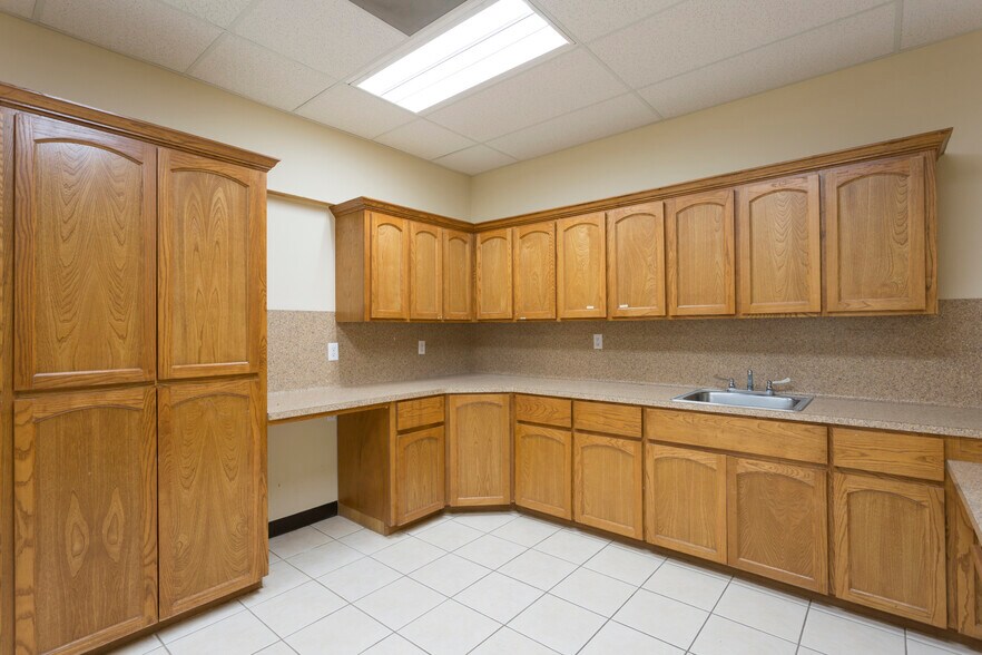 More Photos Of 1022 E Griffin Pky, Mission Medical For Sale