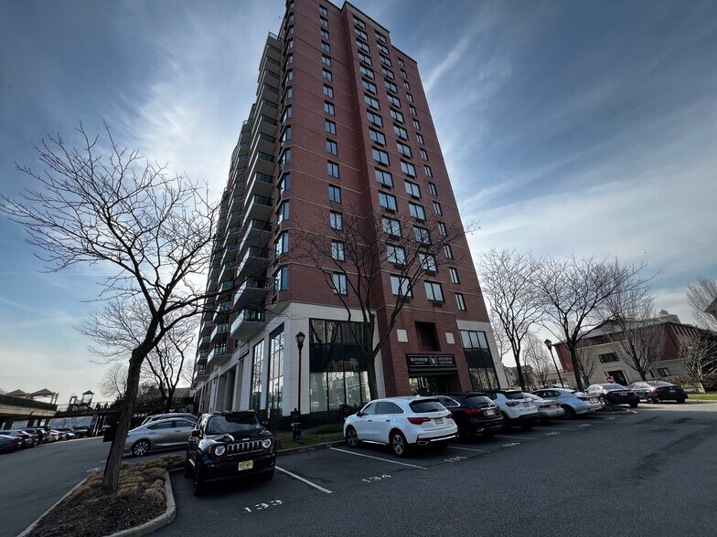 More Photos Of 100 Tower Dr, Edgewater Apartments For Lease