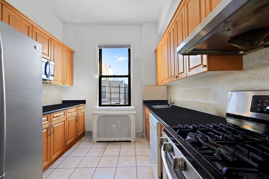 More Photos Of 678 Manhattan Ave, Brooklyn Storefront Retail Residential For Lease