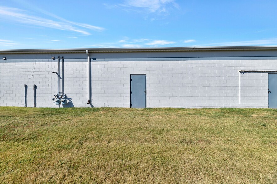 More Photos Of 62 Southgate Blvd, New Castle Warehouse For Lease