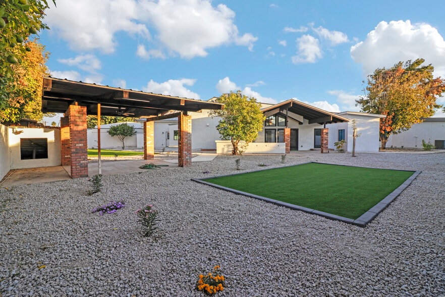 More Photos Of MID CENTURY MODERN FLAGSHIP RAL, Phoenix Healthcare For Sale