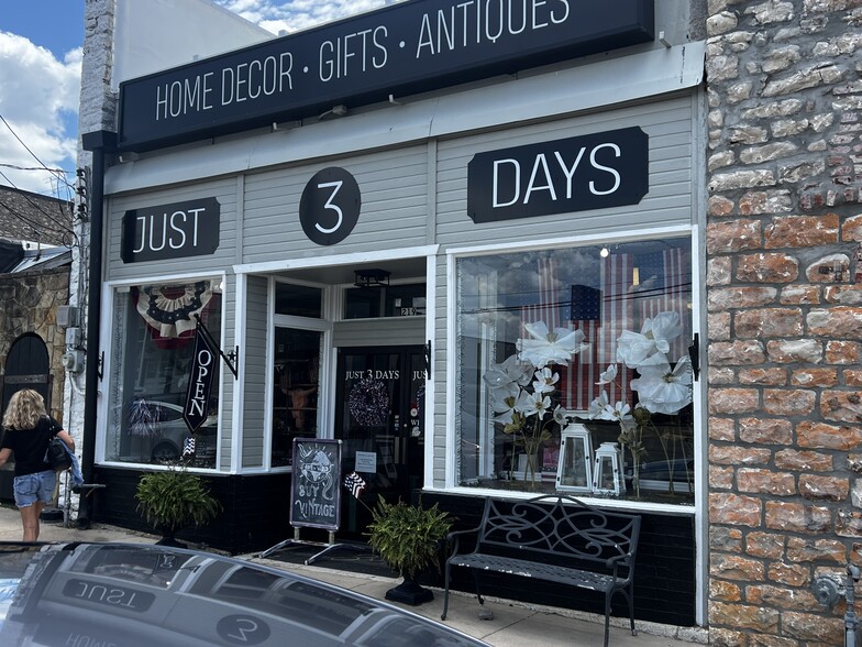 Primary Photo Of 219 N Main St, Weatherford General Retail For Sale