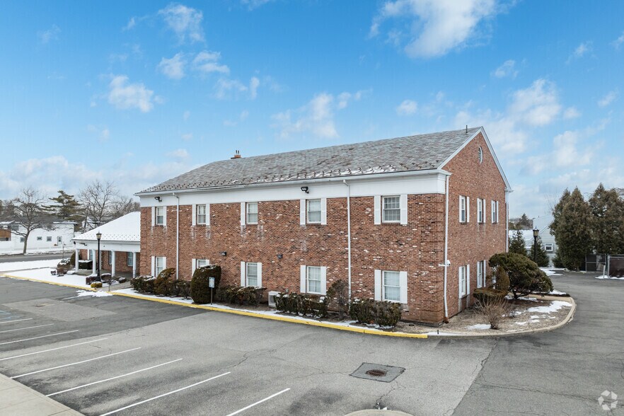 More Photos Of 195 Merritts Rd, Farmingdale Office For Lease