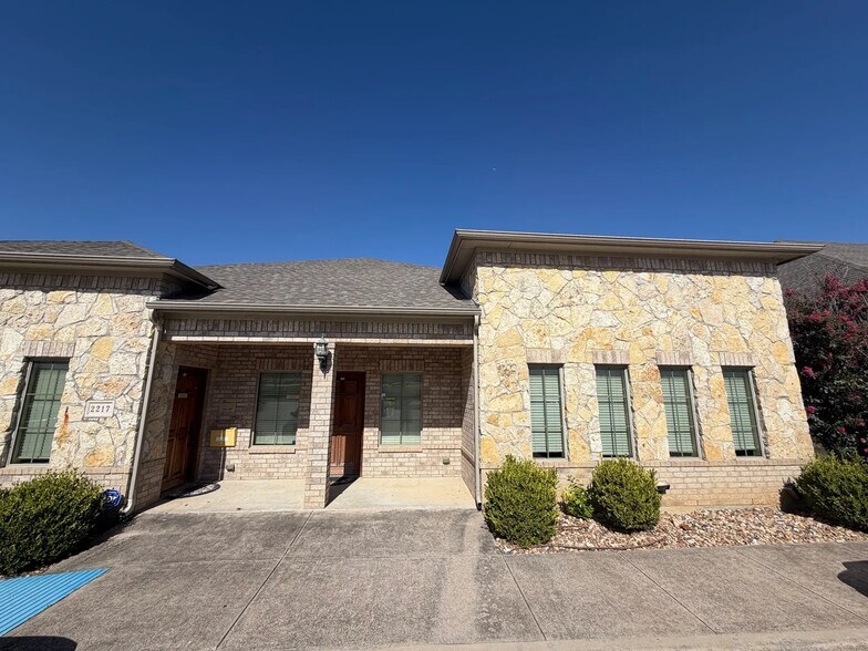 Primary Photo Of 2217 Martin Dr, Bedford Medical For Lease
