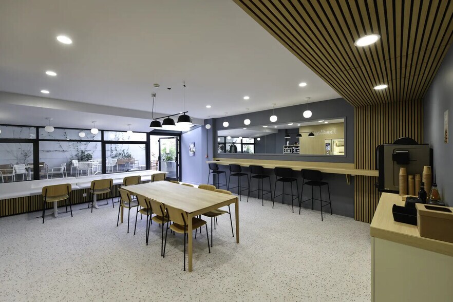 More Photos Of 99 Avenue Aristide Briand, Montrouge Office For Sale