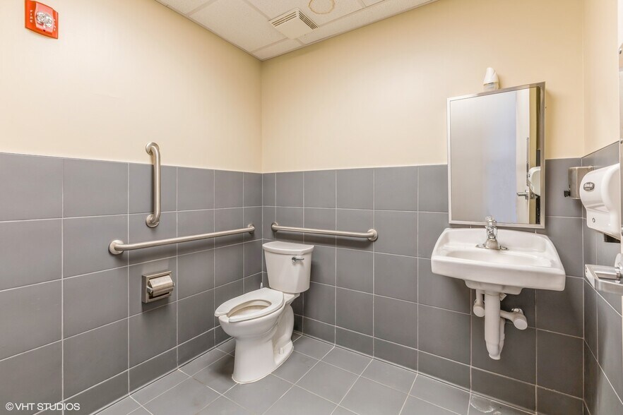 More Photos Of 1852-1866 Towne Centre Dr, North Aurora General Retail For Lease