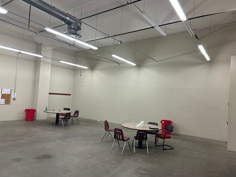 More Photos Of 410 Corporate Dr, Reading Warehouse For Lease