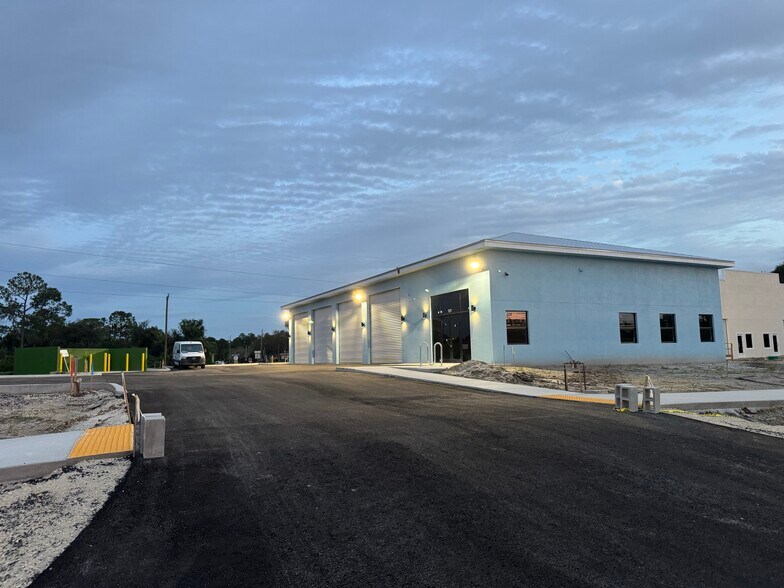 More Photos Of 121 Gretchen Ave S, Lehigh Acres Warehouse For Lease