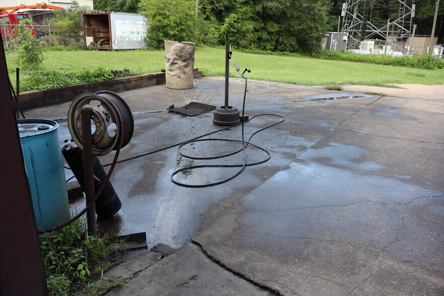 More Photos Of 1530 Parker Ln, Enterprise Warehouse For Lease