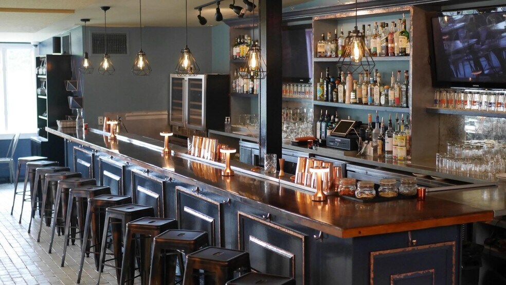 More Photos Of 17 S Edison St, Montauk Freestanding For Lease