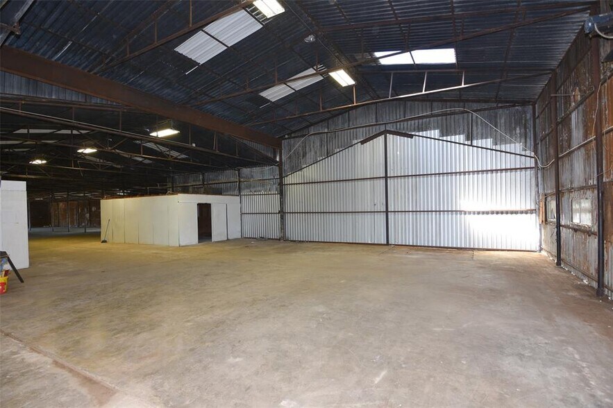 More Photos Of 3554 S Robinson Dr, Robinson Warehouse For Sale