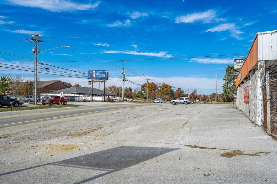 More Photos Of 1470 S Jefferson Ave, Cookeville Showroom For Sale