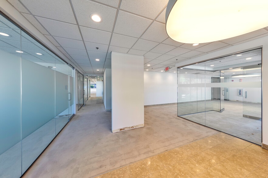 More Photos Of 941-969 Parkview Blvd, Lombard Light Manufacturing For Lease