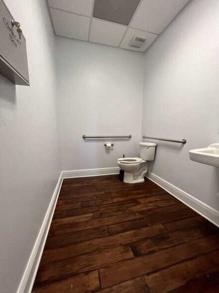 More Photos Of 1635 Farm Way, Middleburg Warehouse For Sale