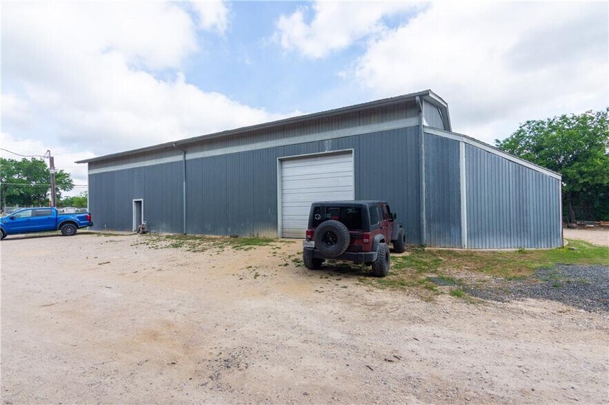 More Photos Of 10509 Old Manchaca Rd, Austin Warehouse For Lease
