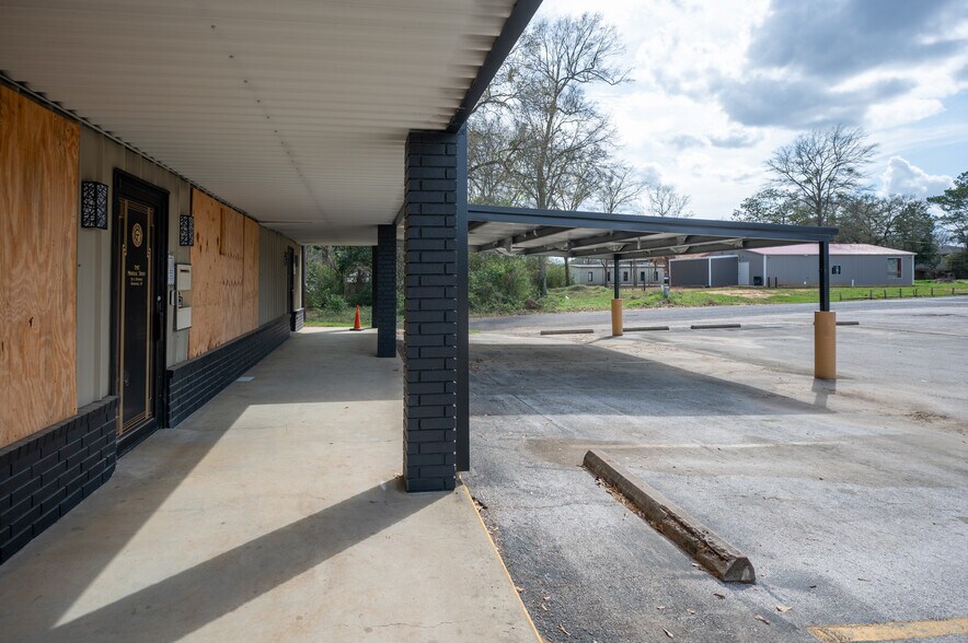 More Photos Of 211 S Magnolia St, Woodville Flex For Sale