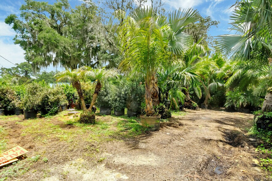 More Photos Of 8440 County Road 48, Yalaha Freestanding For Sale