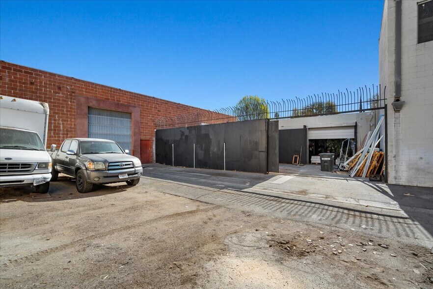 More Photos Of 18141 Napa St, Northridge Warehouse For Sale