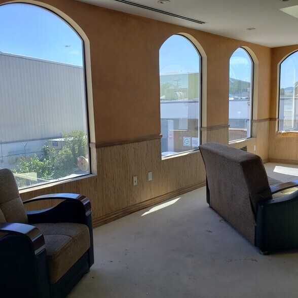 More Photos Of 7030 Hayvenhurst Ave, Van Nuys Warehouse For Sale