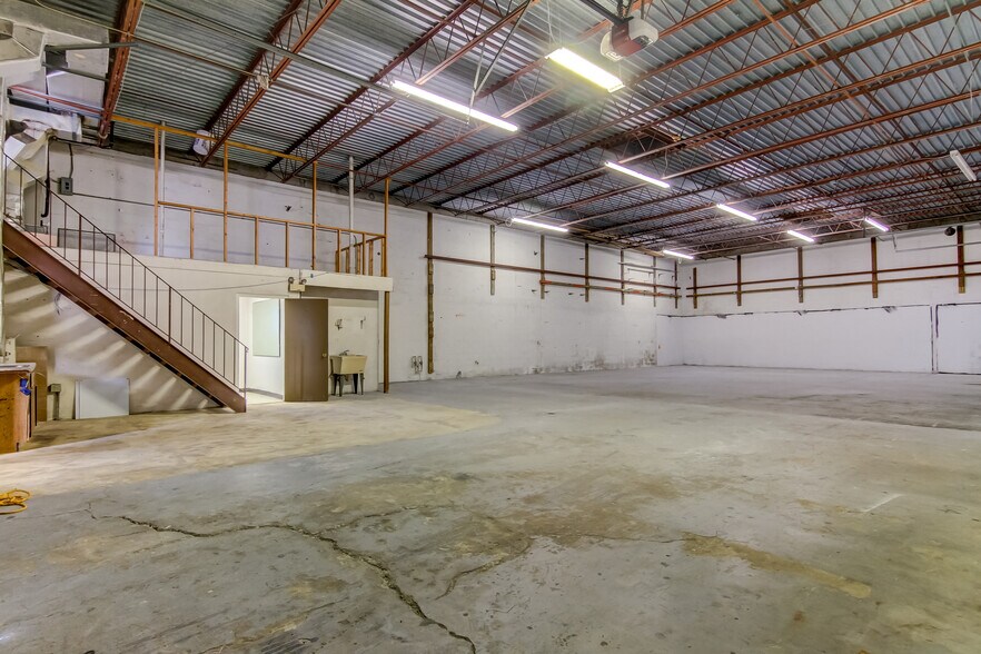More Photos Of 5767 157th Ave N, Clearwater Light Manufacturing For Lease