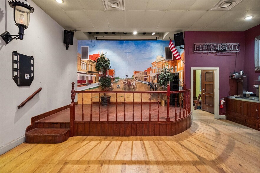 More Photos Of 107 S Beaton St, Corsicana Storefront For Sale